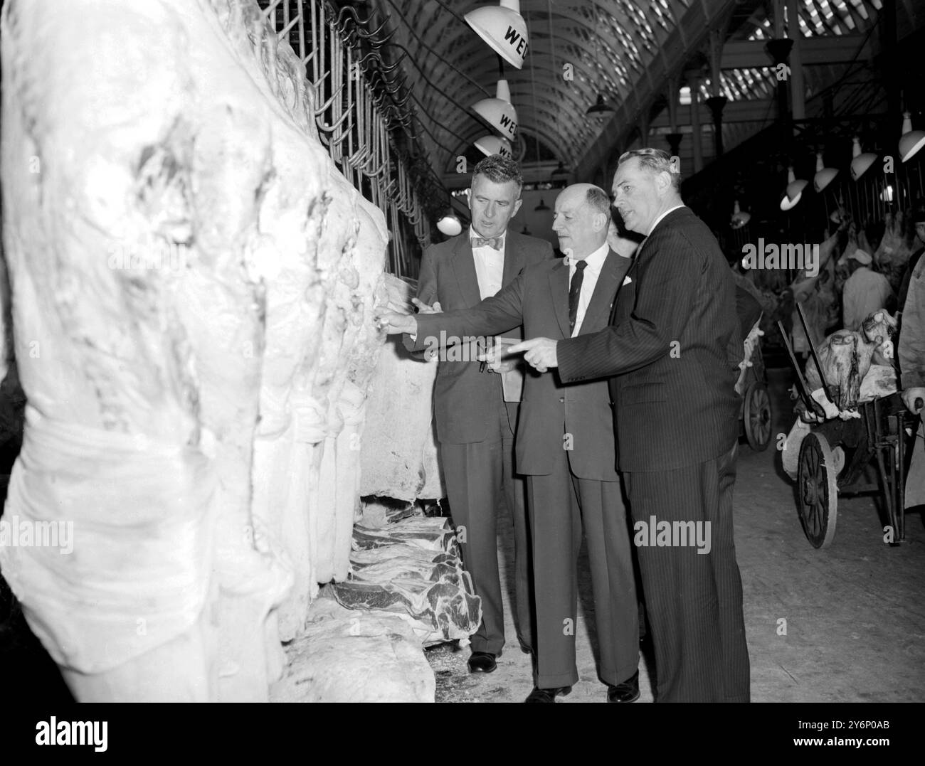 Smithfield Market, London; gekühltes Rindfleisch aus Australien auf dem Meat Market. Herr C. Grey, Sekretär des Queensland Meat Industry Board; Herr T. G. Hope, Vorsitzender des Queensland Meat Board; Herr Basil Holden, Vorsitzender des Smithfield Market; und Herr David A. Muir, Generalvertreter für Queensland. (Die Reihenfolge der Menschen ändert sich in diesem Bildersatz) 20. Juli 1959 Stockfoto