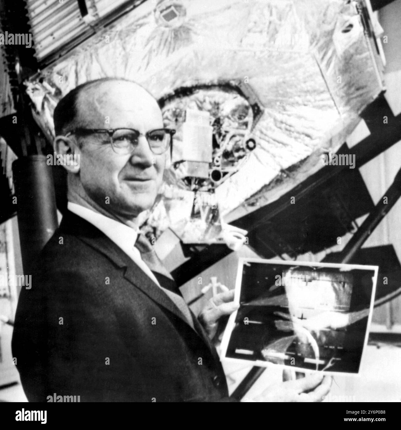 Dr. William Pickering, Direktor des Jet Propulsion Laboratory in Pasadena, steht vor einem Modell des amerikanischen Raumschiffs Mariner-4 und hält eines der Bilder, die es auf die Erde des Planeten Mars geschickt hat. 16. Juli 1965 Stockfoto