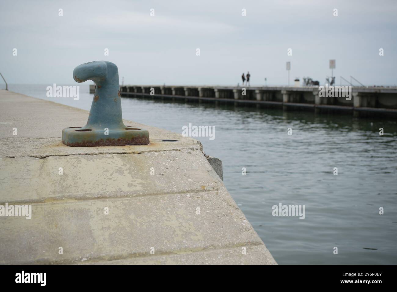 Anlegestelle mit Pier im Hintergrund Stockfoto