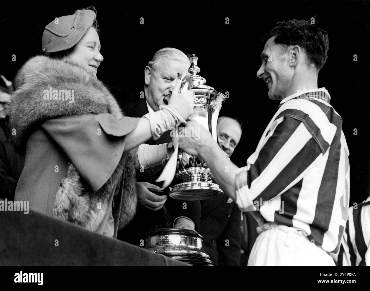 1. Mai 1954: Das Finale des FA Cups im Wembley Stadium. West Bromwich Albion (3) gegen Preston North End (2). Foto zeigt: WBA-Kapitän Len Millard erhält die FA-Pokal-Trophäe von Königin Elizabeth, der Königin Mutter. Stockfoto