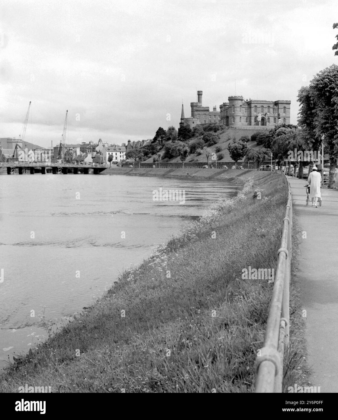 Schottland, Inverness Road und Castle. 1. Juni 1961 Stockfoto