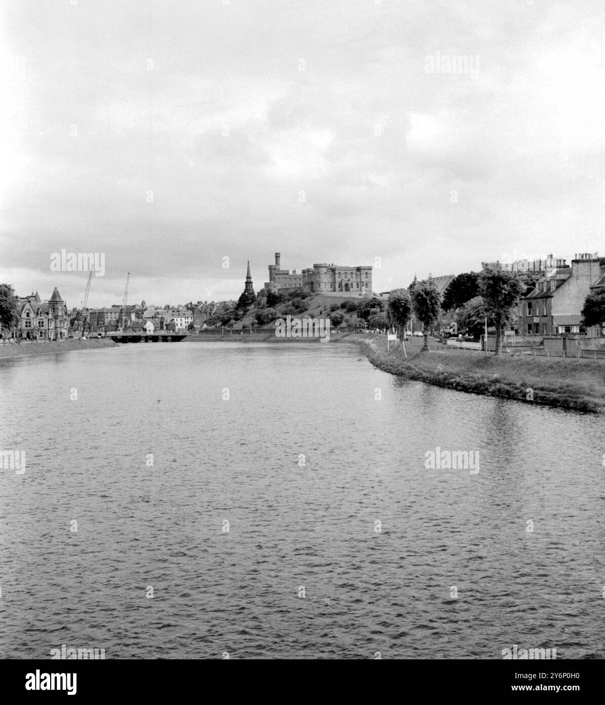 Schottland, Inverness Road und Castle. 1. Juni 1961 Stockfoto