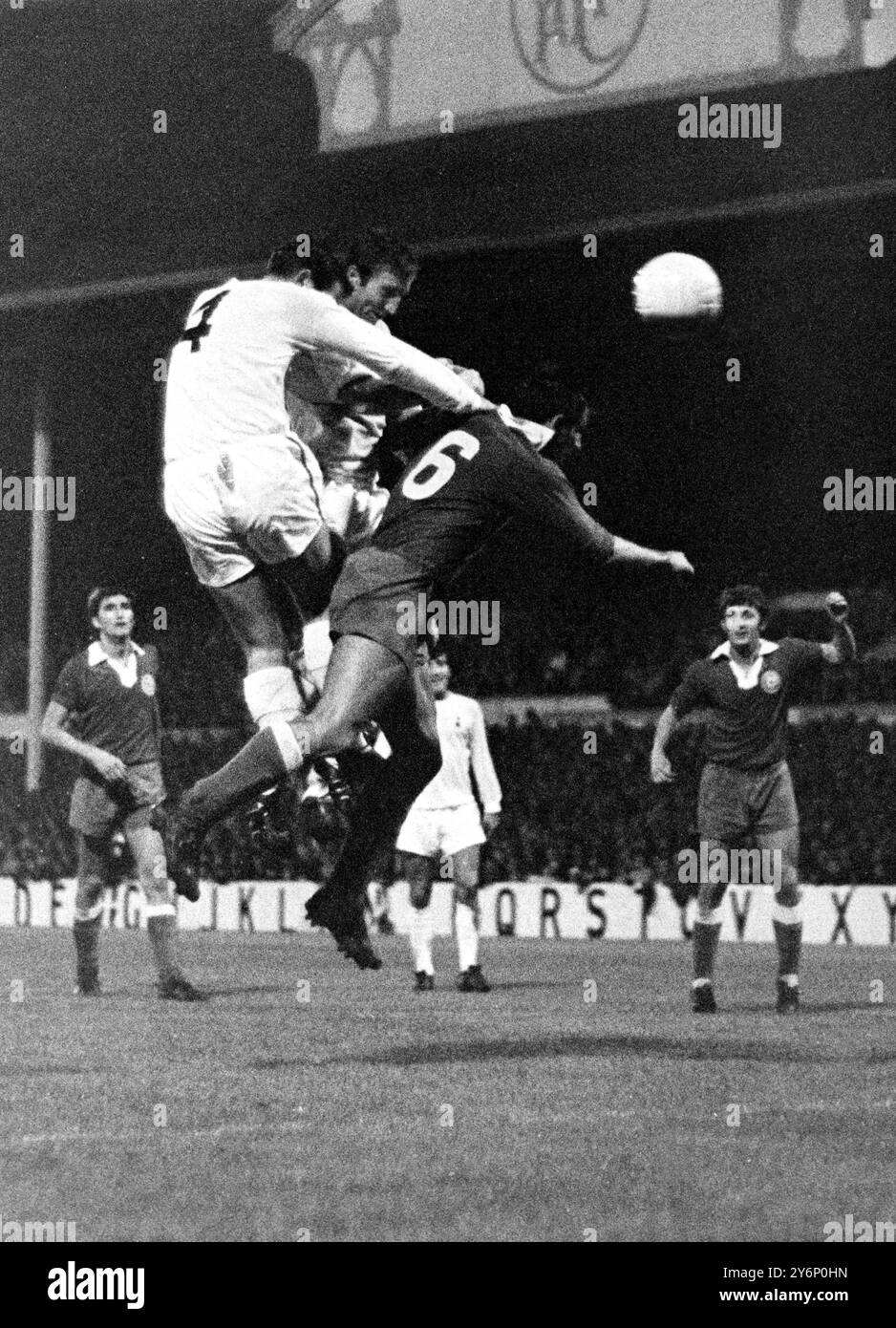 27. September 1967: Die erste Runde des Europapokals in der White Hart Lane. Tottenham Hotspur gegen N K Hadjuk Split. Die Fotos zeigen: Tottenham Hotspur-Spieler, Alan Mullery (4) und Clifford Jones springen den Ball in Richtung Split-Tor. Der Ball wurde von Torhüter Radomir Vukcevic und über Split, ante Zaja (6) gesprungen. Stockfoto