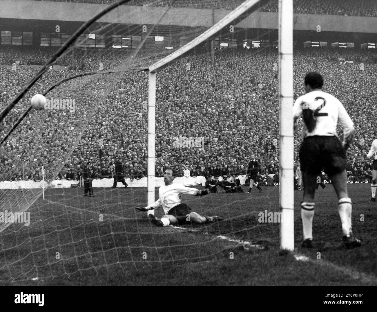11. April 1964: England gegen Schottland im Hampden Park. Fotoshows: Selbst Hampden Park war hervorragend, als der Ball mit Torhüter zwischen den Pfosten segelte, Banks nirgendwo in Sichtweite blieb und Wilson (links) und Armfield hilflos auf der Linie hinter sich ließ. Dies war das einzige Tor des Spiels und sicherte Schottland den Sieg. Er wurde von Alan Gilzean (Out of Shot) gepunktet. Es war ein Hattrick der Siege über England. Stockfoto