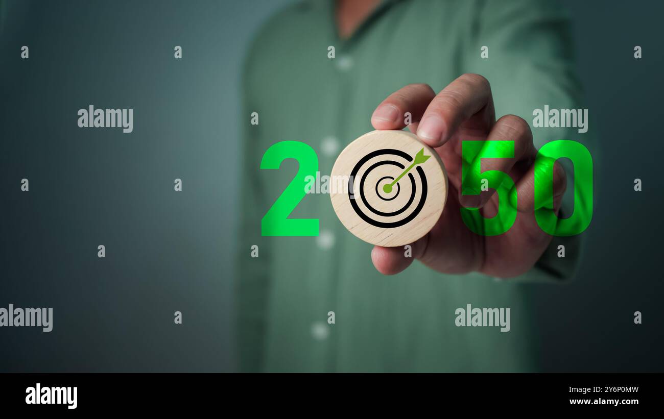 CO2-Reduktion und CO2-Kredit zur Begrenzung der globalen Erwärmung durch den Klimawandel, Geschäftsmann zeigt bis 2050 CO2-Reduktionssymbol, Bio Circular Gree Stockfoto