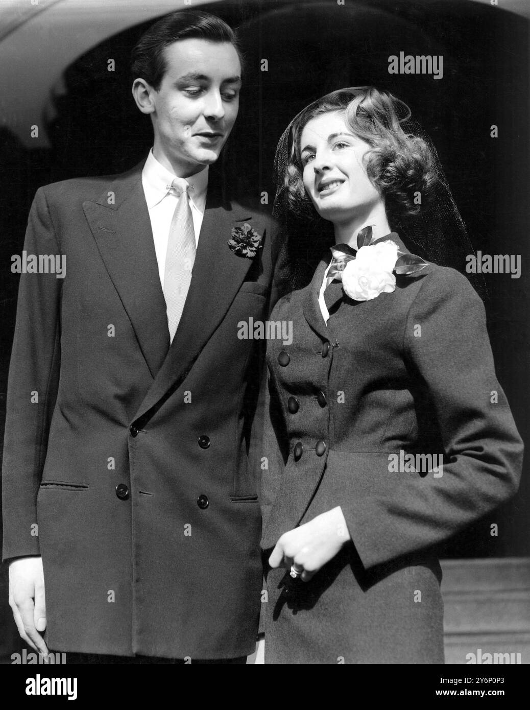 Lady Annabel Vane-Tempest-Stewart, 20-jährige Tochter des Marquess of Londonderry, war heute in der Caxton Hall verheiratet. London an Mark Birley, 23, Sohn des verstorbenen Sir Oswald Birley, des Porträtmalers. Mr. Birley ist ein Werbeagent. Foto zeigt: Die Braut und der Bräutigam verlassen Caxton Hall heute Morgen nach der Hochzeitszeremonie. 10. März 1954 Stockfoto