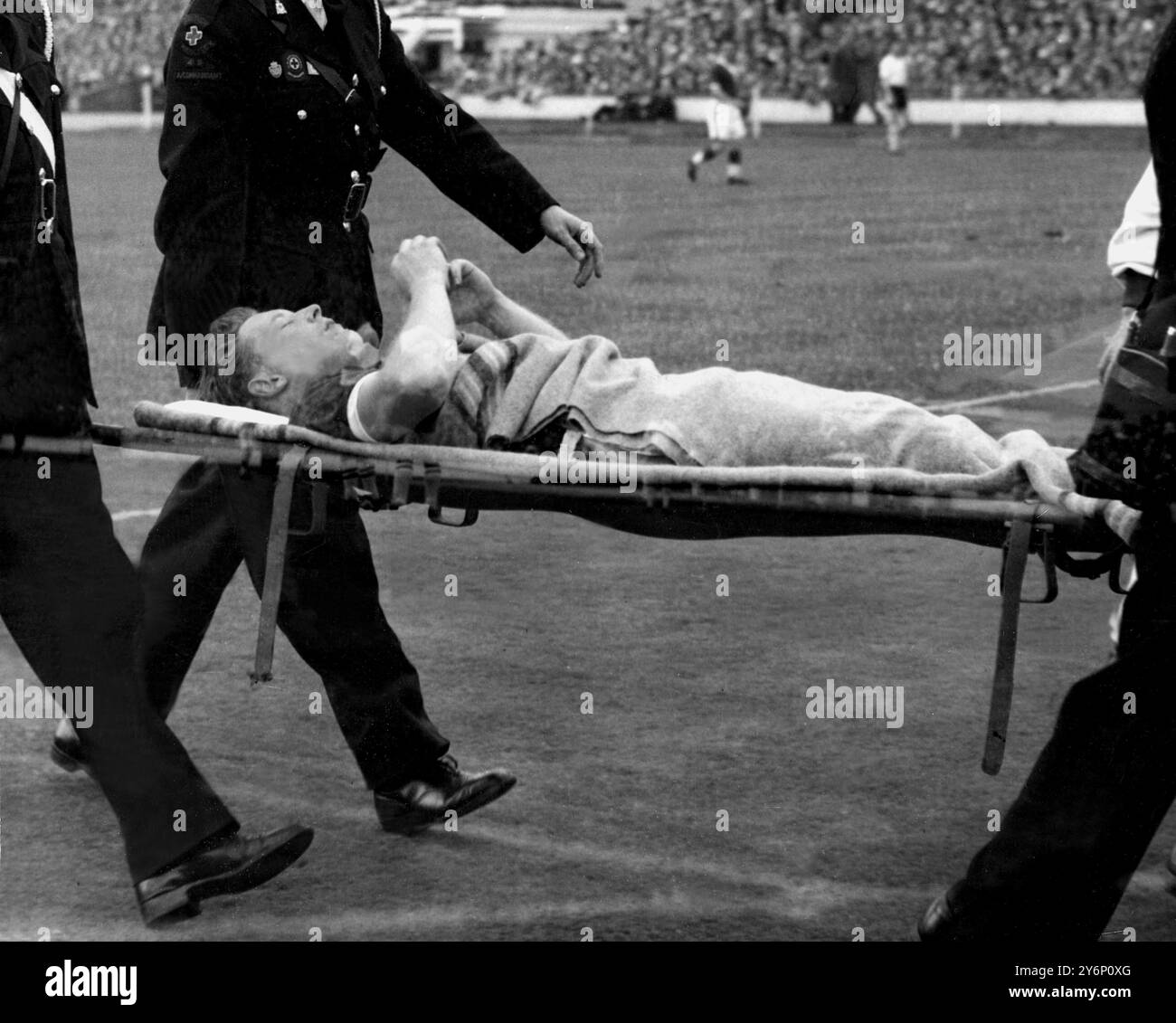 2. Mai 1959: Das Finale des FA Cups im Wembley Stadium. Nottingham Forest (2) gegen Luton Town (1). Foto zeigt: Roy Dwight, der Walds erstes Tor erzielte, wird nach einem Zusammenstoß mit einem anderen Spieler während des Spiels auf einer Liege vom Spielfeld getragen. Er wurde mit Verdacht auf ein gebrochenes Bein ins Krankenhaus gebracht. Stockfoto