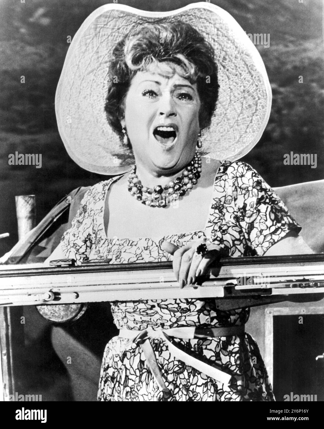 In voller Stimme wird hier die robuste US-amerikanische Komödiantin Ethel Merman gezeigt, die eine der 15 Hauptrollen in Stanley Kramers 31/2-stündiger Cinerama-Komödie „IT's A Mad, Mad, Mad, Mad World“ spielt. Am Samstag, den 17. August, wird sie das Edinburgh Film Festival besuchen. Die Königin wird Ethel in der großen Cinerama-Produktion sehen und hören, wenn sie die Premiere im Kolosseum besucht. St. Martins Lane, London, am 2. Dezember. Der Variety Club of Great Britain sponsert die Premiere, die dem YMCA und dem Variety Club's Own Heart Fund for Under - Privileged Children zugute kommt. Stockfoto