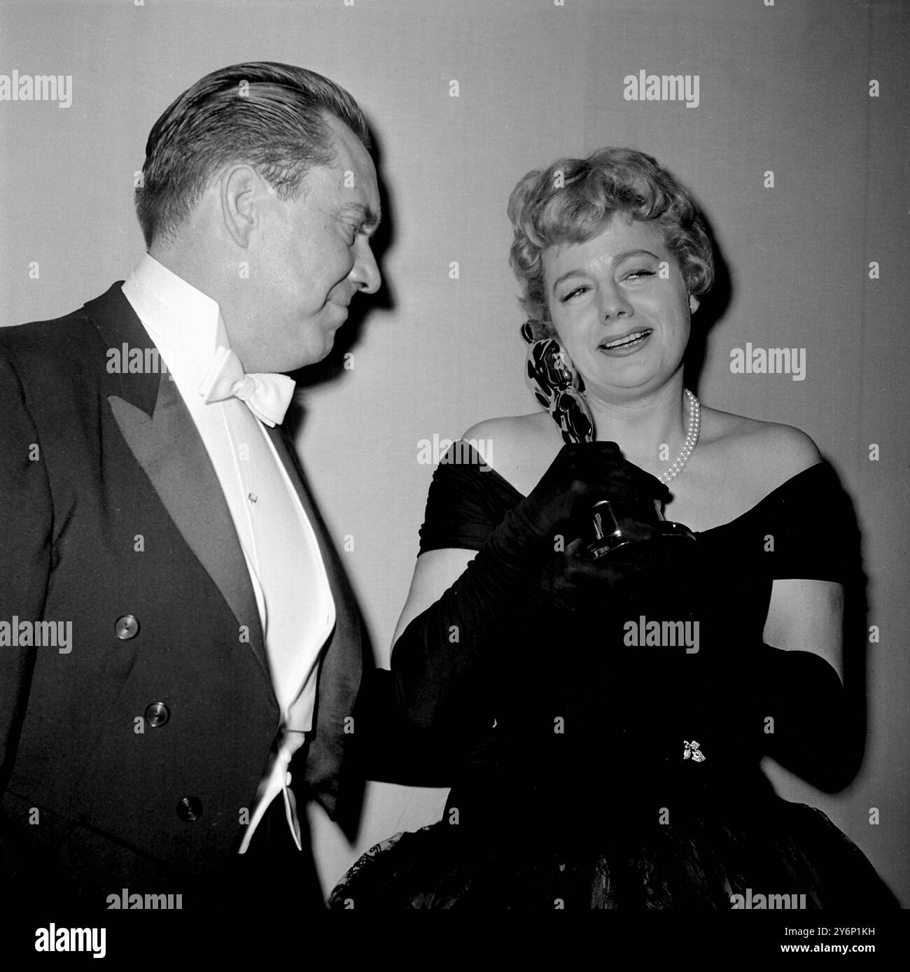 5. April 1960: Hollywood, Kalifornien. Tears of Joy von der Schauspielerin Shelley Winters, nachdem ihr der Schauspieler Edmond O’Brian ihren OSCAR als beste Nebendarstellerin des Jahres in Hollywood verliehen hatte. Sie gewann ihren OSCAR für ihre Rolle im Film The Diary of Anne Frank. Stockfoto