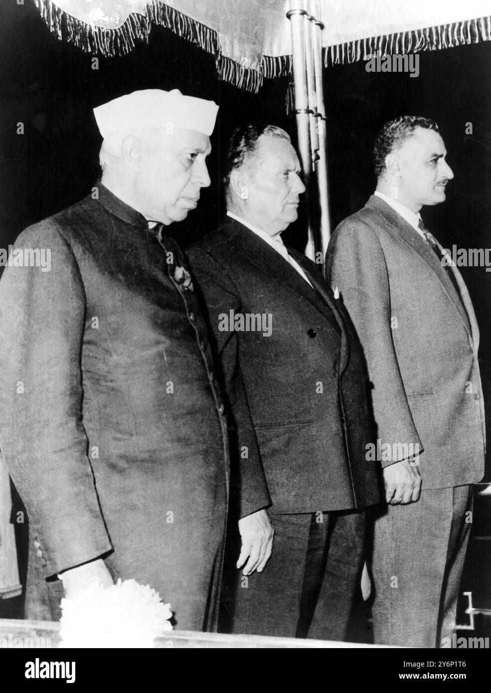 Während des Spielens der Nationalhymnen ihres Landes wird der indische Premierminister Mr Nehru-Präsident Tito aus Yogoslawien und Präsident Nasser aus der Vereinigten Arabischen Republik. Die drei Staats- und Regierungschefs trafen sich in Kairo, wo Herr Nehru den Präsidenten einen ausführlichen Bericht über seine Gespräche mit Herrn Kausckev und Präsident Kennedy vorlegen soll. 19. November 1961 Stockfoto