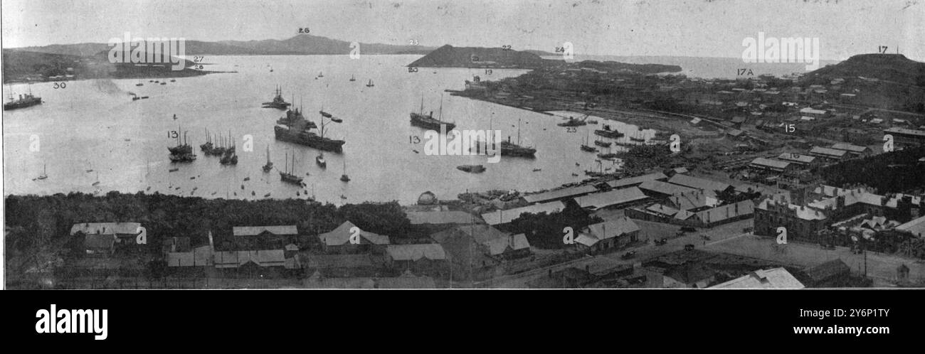 Russlands östlichste Marinestation: Wladiwostok, beschossen von den Japanern am 6. März 1904. Panoramablick auf Wladiwostok, das westliche Ende des Goldenen Horns Harbour, mit Dundas Island in der Ferne zeigt: 30. Kohlelager 29. Artilleriedepot 27. Östliche Bosporus-Straße (der eine Eingang zum Hafen) 26. Mount Russkik, Dundas Island 25. Torpedo Boat Canal, führt in Novik Bay 22. Die Batterie hinter dem Hügel heißt Cooper Point 21. Kaserne für Einwanderer der Regierung 24. Larionoff Point Dundas Island (anderer Eingang zum Hafen) 17a Offiziersviertel 17. Mount Semenoff Signalstation Fort und Stockfoto