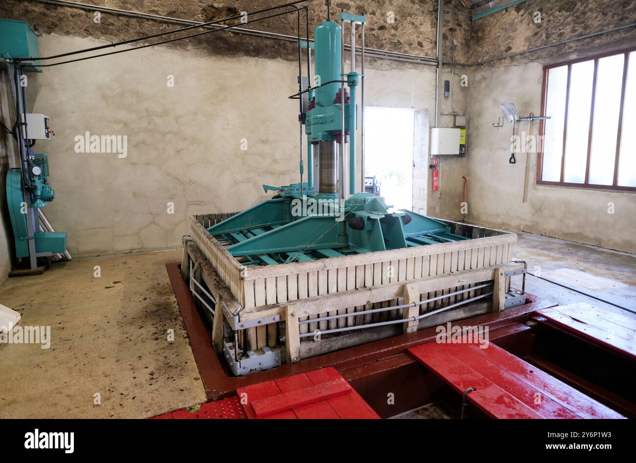 Châtillon-sur-Marne (Nordfrankreich): Die Champagnerernte Conart Despesel. Traubenverarbeitung in der traditionellen Presse Stockfoto