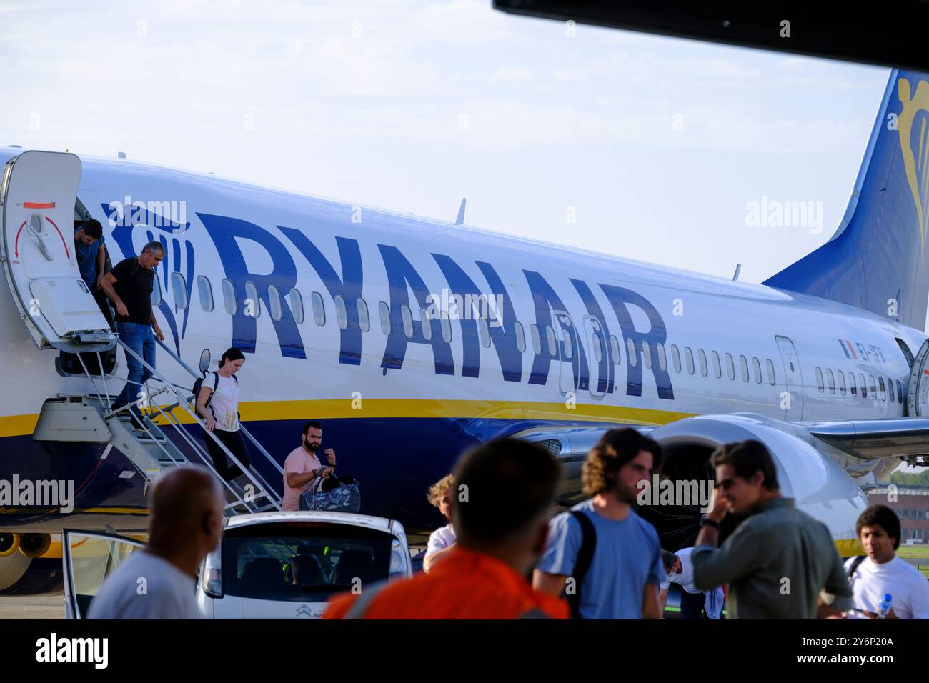 Ryanair-Flugzeug. Passagiere, die an Bord einer Boeing 737 MAX gehen Stockfoto