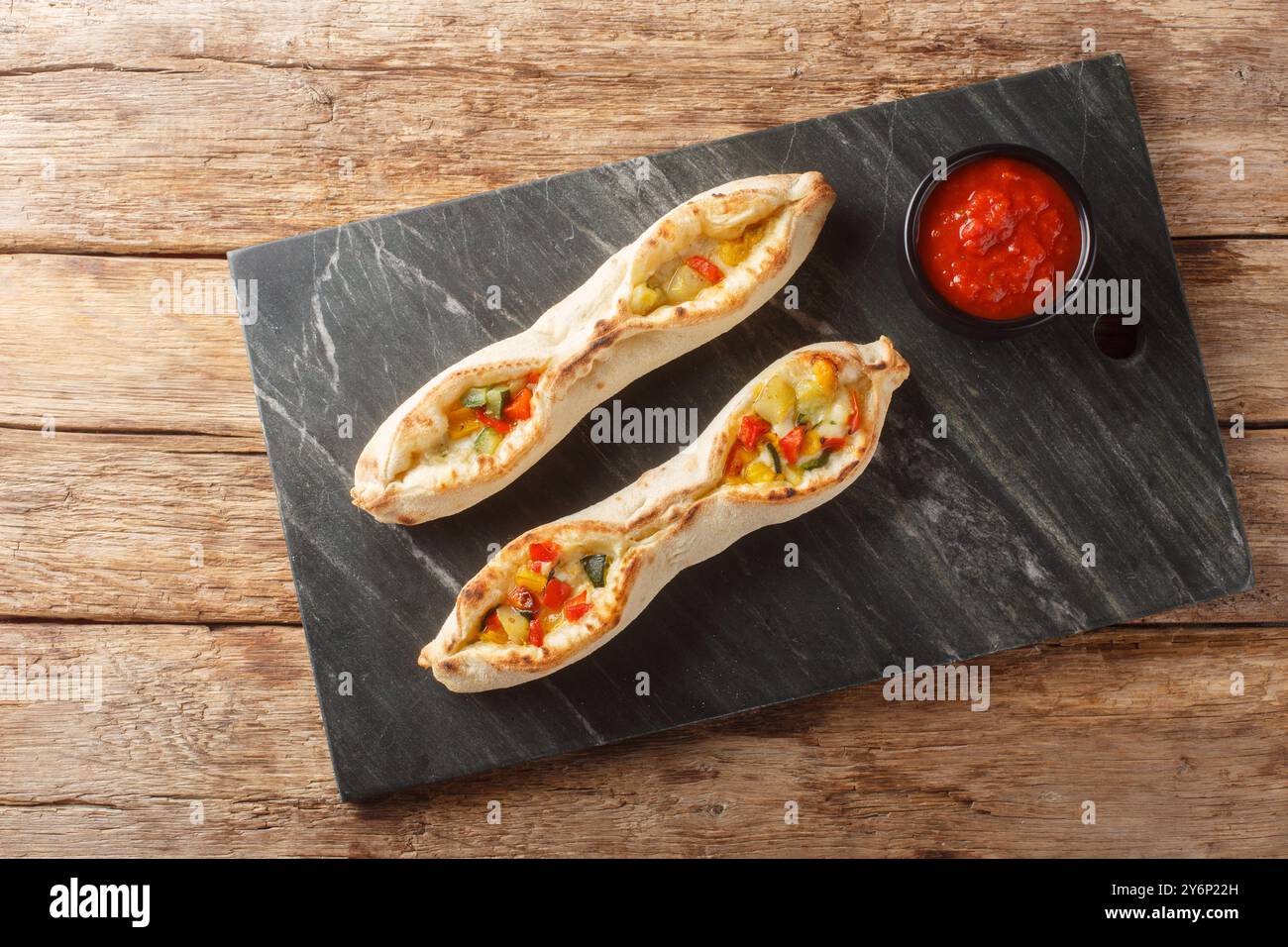 Köstliche sorrentine alle Grün-Pizza mit Käse und Gemüse Pfeffer, Tomaten, Artischocken, Zucchini, die im Holzofen gekocht werden, Nahaufnahme auf einem sla Stockfoto