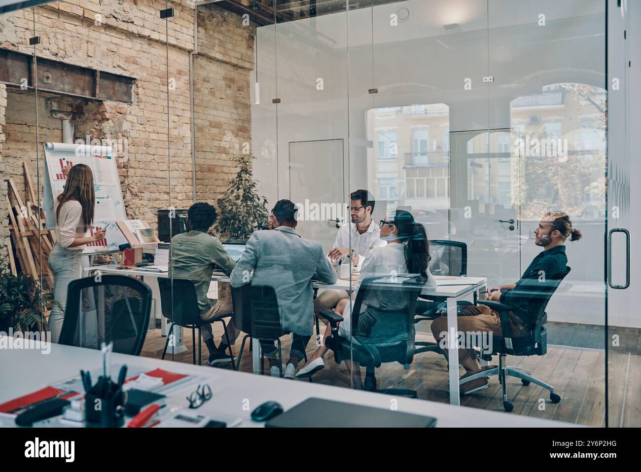 Moderne junge Frau, die im Sitzungssaal eine Geschäftspräsentation führt Stockfoto