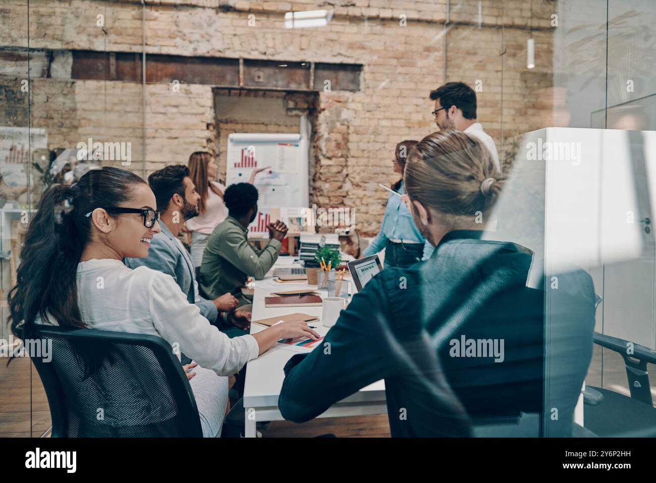 Moderne junge Frau, die im Sitzungssaal eine Geschäftspräsentation führt Stockfoto