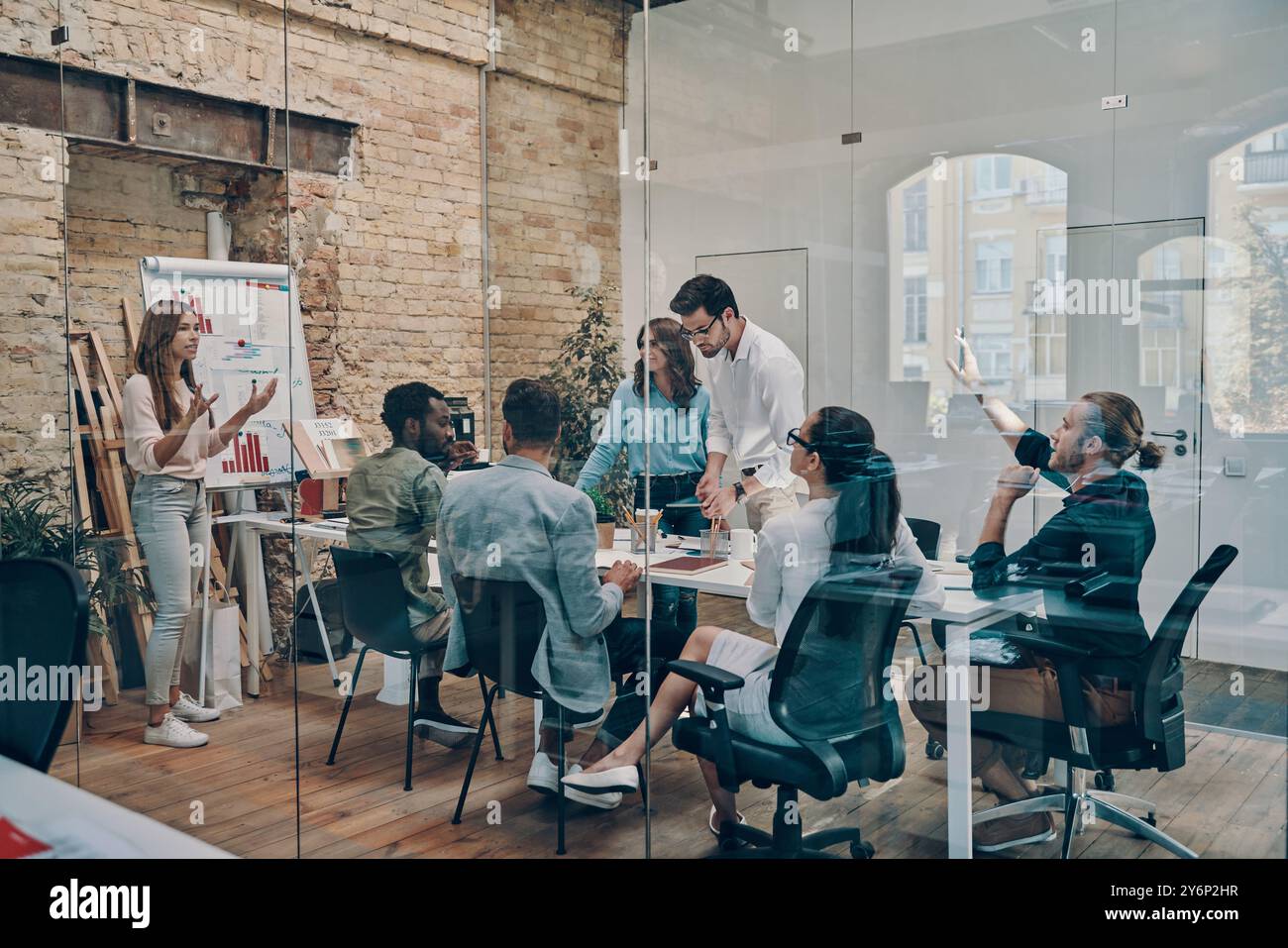 Moderne junge Frau, die im Sitzungssaal eine Geschäftspräsentation führt Stockfoto