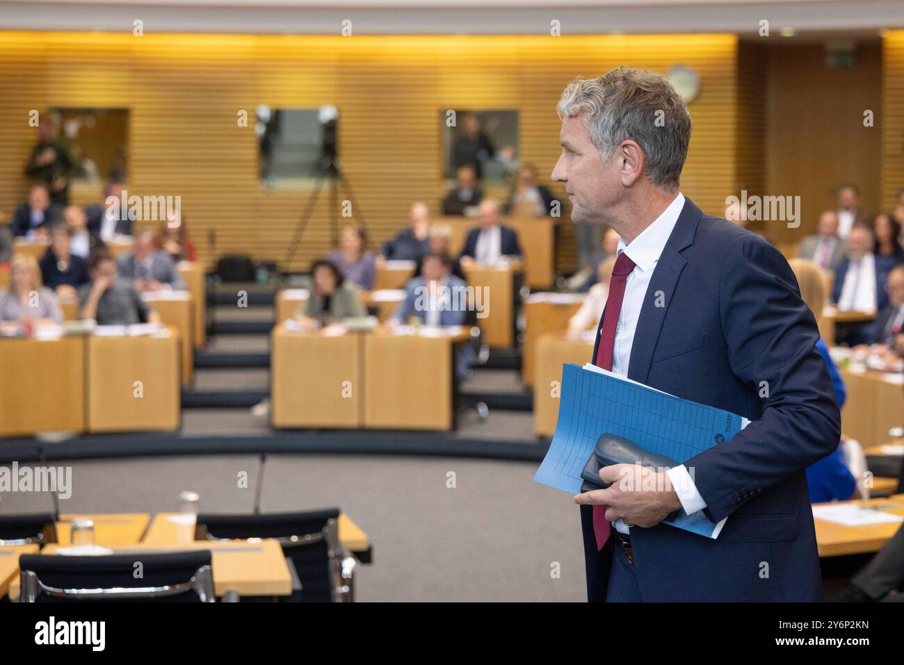 Thüringer Landtag - Konstituierung 8. Wahlperiode 26092024 - Bjoern Hoecke, Vorsitzender der AfD-Fraktion konstituierende Plenarsitzung des Thüringer Landtags in Erfurt in der Legislaturperiode ab 2024. Erfurt Thüringer Landtag Thüringen *** Thüringer Landtag konstituierende Sitzung 8 Legislaturperiode 26092024 Bjoern Hoecke, Vorsitzender der AfD-Fraktion Konstituierende Plenarsitzung des Thüringer Landtags in Erfurt in der Legislaturperiode ab 2024 Erfurt Thüringer Landtag Thüringen Deutschland 260924 ppb-41-2 Stockfoto