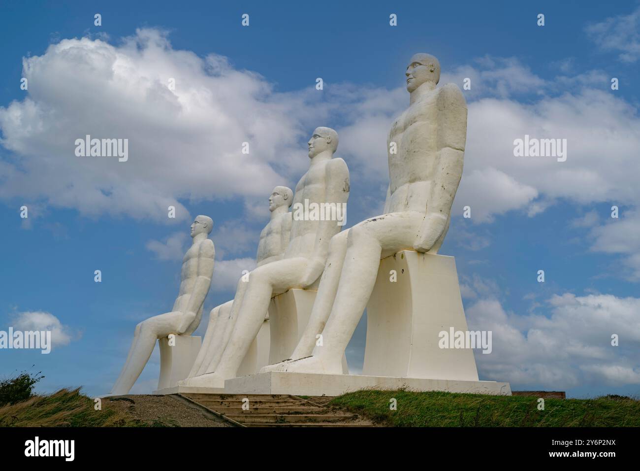 Statuen der Weißen Männer, Esbjerg, Dänemark. Vier weiße Männer sitzen auf dem Meer nahe Esbjerg Stockfoto