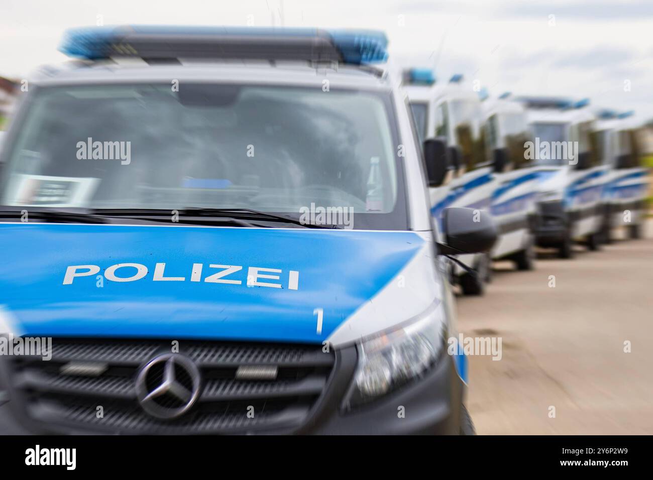 Schwaikheim: Frau tot aufgefunden - Soko Garten ermittelt 25.09.2024: 1. Folgemeldung der Staatsanwaltschaft Stuttgart und des Polizeipräsidiums Aalen zur SOKO Garten die am 24.09.2024 in ihrem Gartengrundstück tot aufgefundene 75-jährige Frau wurde am gestrigen Mittwoch durch die Rechtsmedizin in Stuttgart obduziert. Aufgrund des Sektionsergebnisses steht nun fest, dass die Seniorin Opfer eines Gewaltverbrechens war. In diesem Zusammenhang wurden die polizeilichen Suchmaßnahmen am 26.09.2024 in Winnenden und Schwaikheim sowie zwischen den beiden Ortschaften ausgeweitet. Dazu waren am Vormit Stockfoto