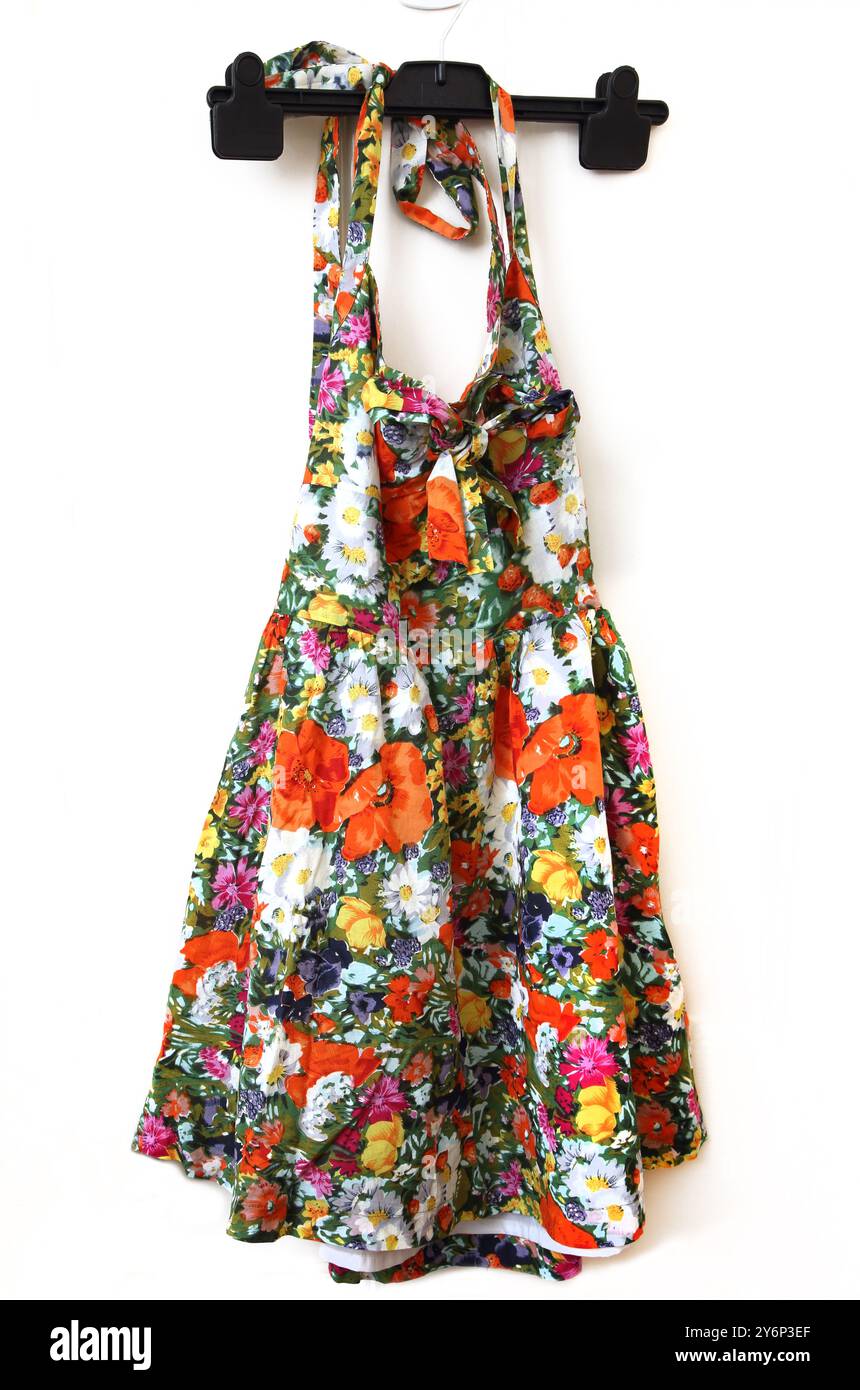 Sommerkleid Mit Neckholder Und Blumenmuster Stockfoto