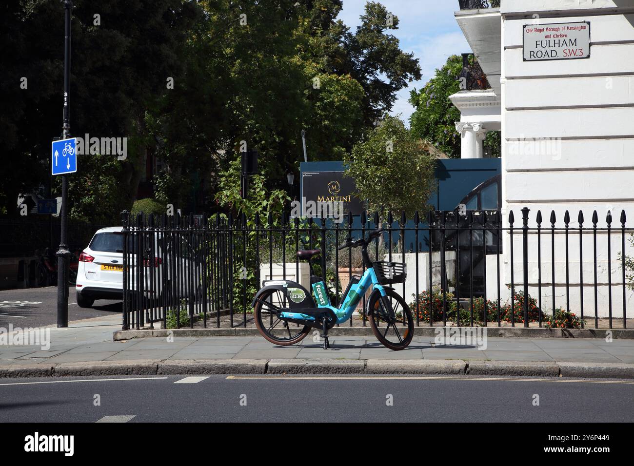 Forest E-Bike (Human Forest) Dockless Fahrradverleih System an der Fulham Road Chelsea London England Stockfoto