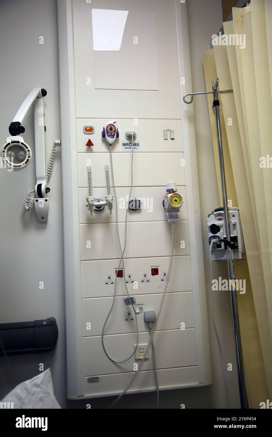 Eine Mauer für medizinische Luftgeräte im Krankenhaus Surrey England Stockfoto