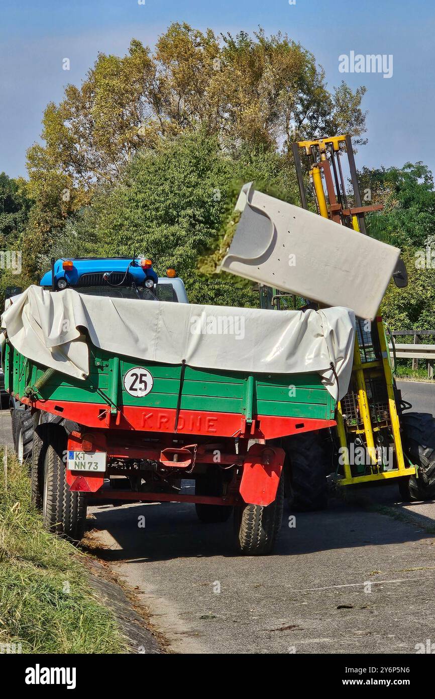 Nordheim Themenfoto: Herbst, Wein, Weinlese, Winzer, Trauben, Nordheim, Bayern, Deutschland, 25.09.2024 ohne den Einsatz von moderner Technik ist die Weinlese unrentabel Themenfoto: Herbst, Wein, Weinlese, Winzer, Trauben, Nordheim, Bayern, Deutschland, 25.09.2024 *** Nordheim Themenfoto Herbst, Wein, Weinlese, Winzer, Trauben, Nordheim, Bayern, Deutschland, 25 09 2024 ohne den Einsatz moderner Technik ist die Traubenernte unrentabel Themenfoto Herbst, Wein, Traubenernte, Winzer, Trauben, Nordheim, Bayern, Deutschland, 25 09 2024 Copyright: xAugstx/xEibner-Pressefotox EP jat Stockfoto