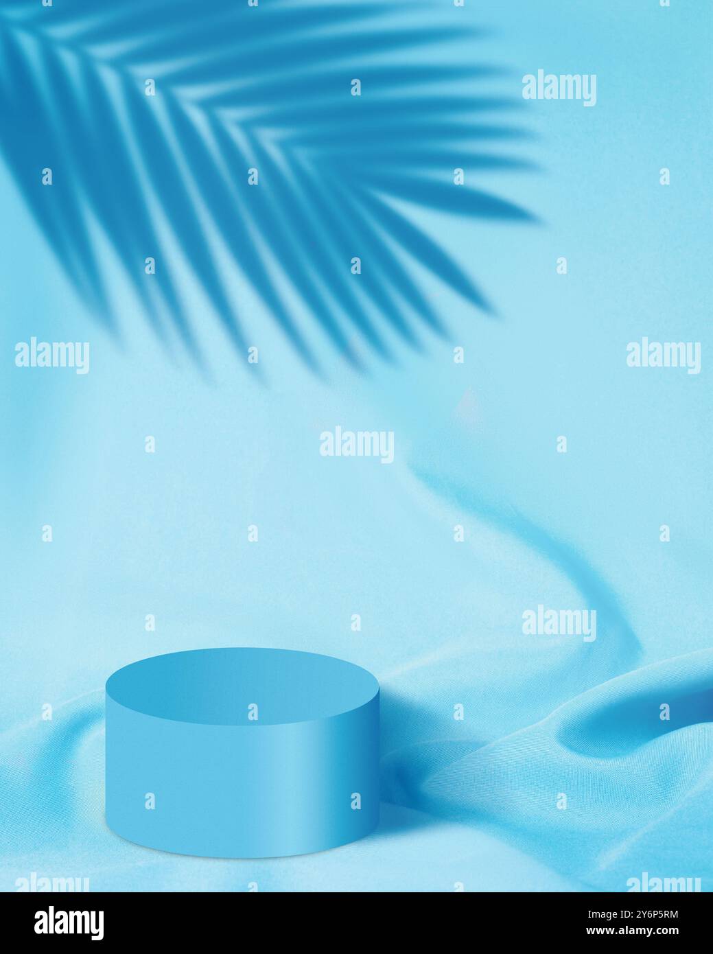 Moderne Schönheitsszene mit blauem Podium auf weichem Stoff. Blattschatten sorgen für Eleganz, ideal für die Präsentation von Spa- oder Kosmetikprodukten. Stockfoto