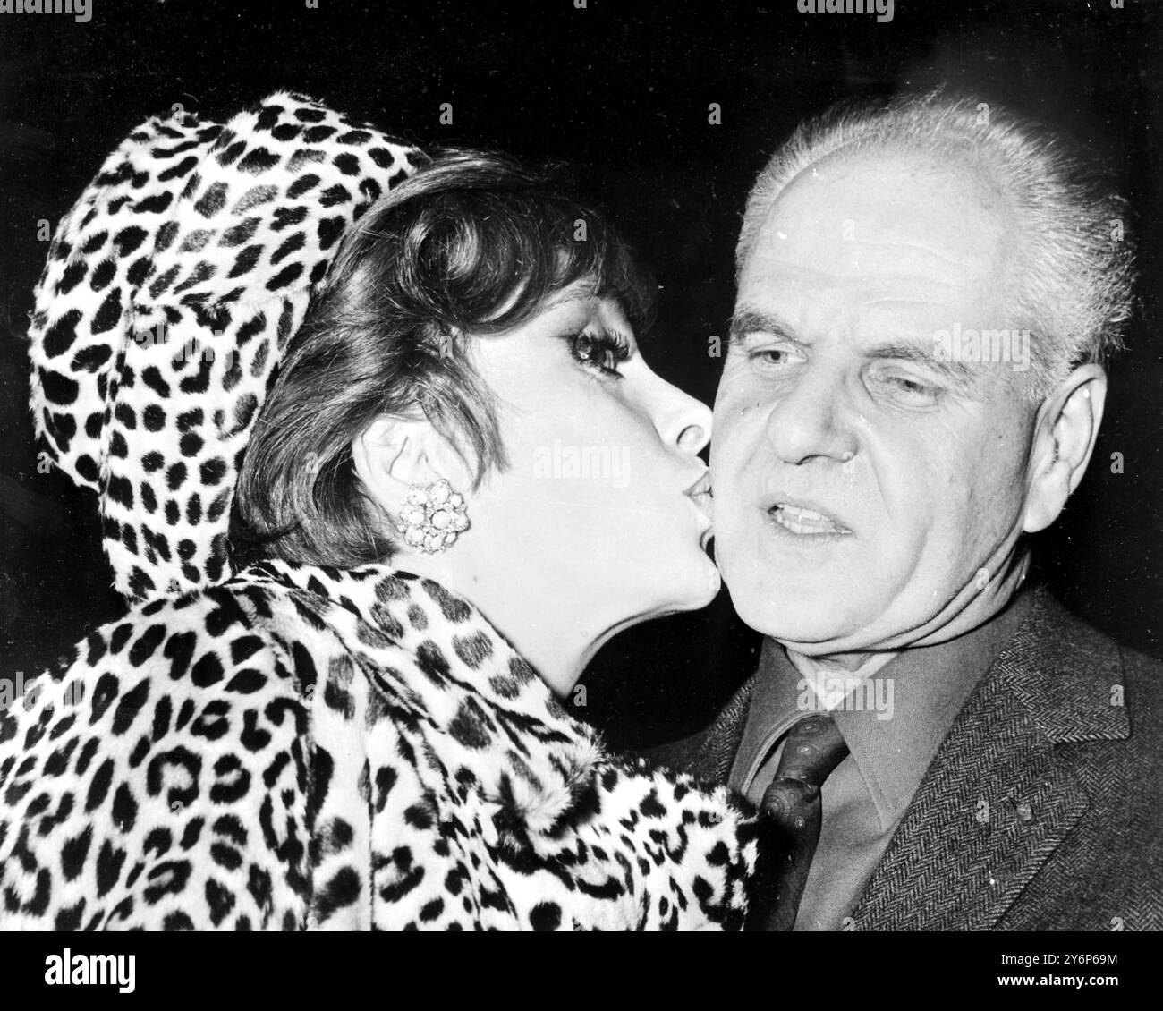 Filmstar Gina Lollobrigida küsst den französischen Filmregisseur Jean Delannoy am 8. Januar 1966 auf die Wange Stockfoto