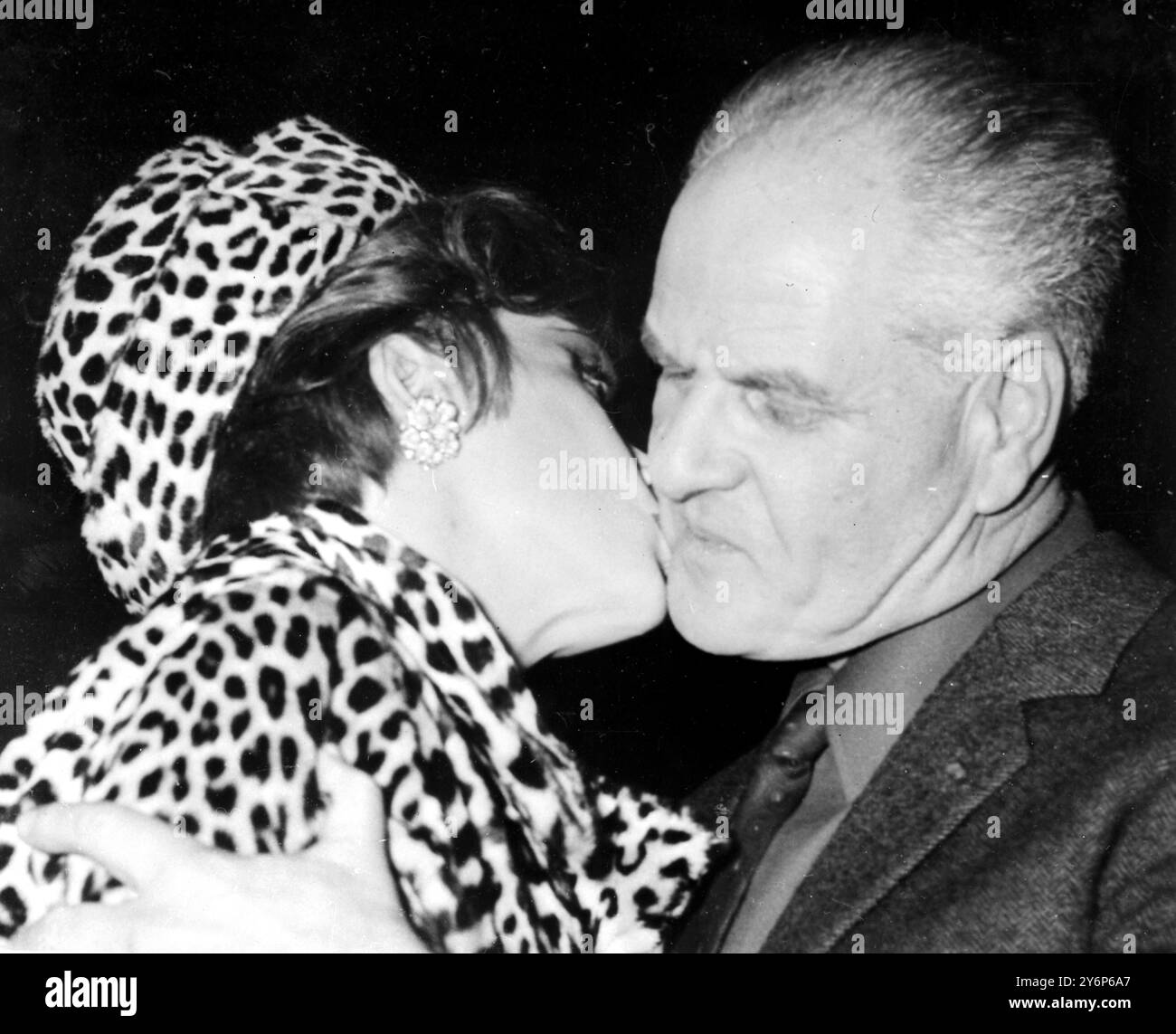 Filmstar Gina Lollobrigida küsst den französischen Filmregisseur Jean Delannoy am 8. Januar 1966 auf die Wange Stockfoto