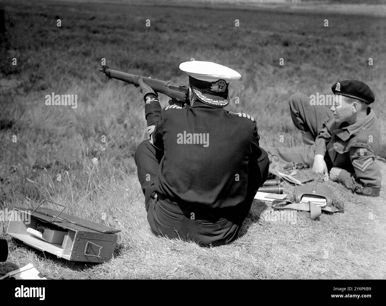 Bisley Surrey unterstützt das Schießen für Fleet Air Arm Captain St George Orpen von Rogate Sussex, einem der Konkurrenten in Bisley für das Imperial Meeting of the National Rifle Association am 7. Juli 1952 Stockfoto