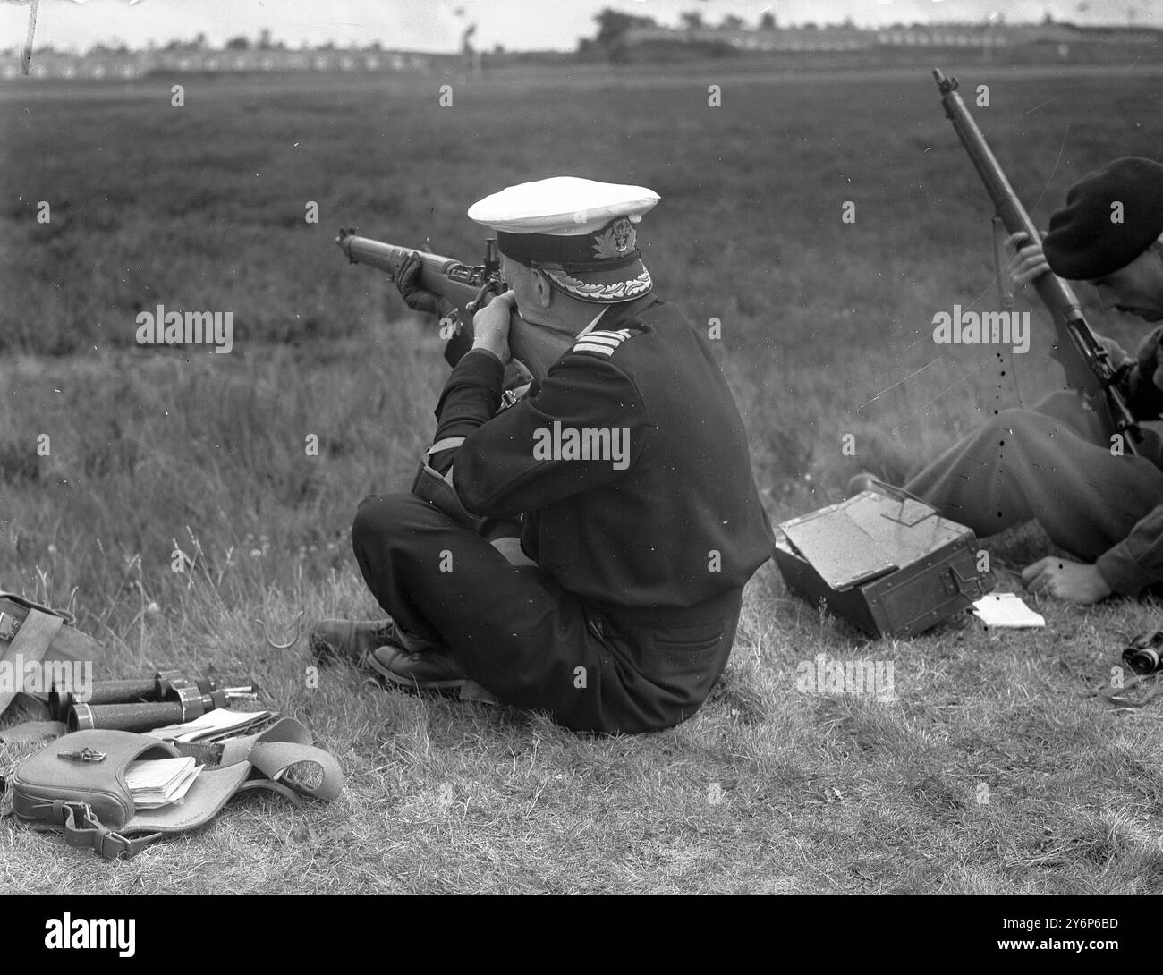Bisley Surrey unterstützt das Schießen für Fleet Air Arm Captain St George Orpen von Rogate Sussex, einem der Konkurrenten in Bisley für das Imperial Meeting of the National Rifle Association am 7. Juli 1952 Stockfoto