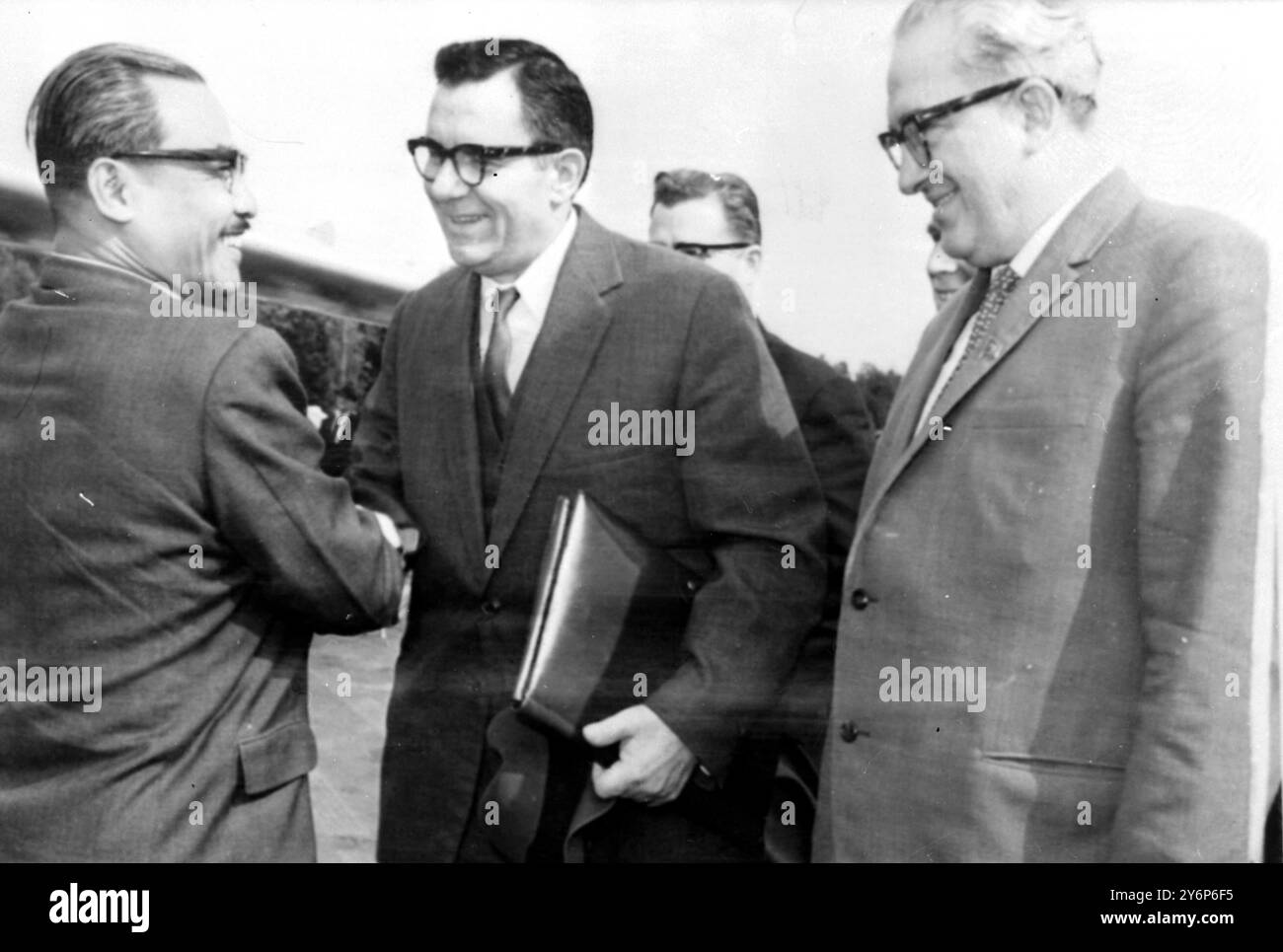 Der Führer des kommunistischen Schiefen-Pathet-Laos Prinz Souphanouvong begrüßt den sowjetischen Außenminister Andrei Gromyko am 24. August 1964 Stockfoto