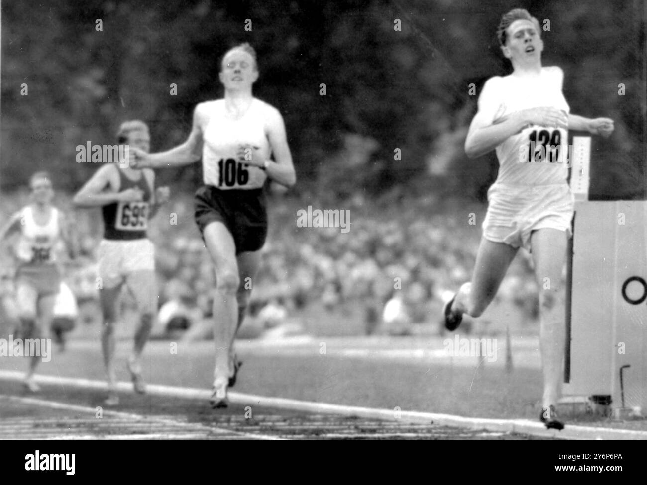 Berne: Roger Bannister aus Britian gewinnt das Finale der Europameisterspiele 1500 Meter mit einer Zeit von drei Minuten, 43,8 Sekunden Sekunden Sekunden sind Dänemarks Gunnar Nielsen (106) und dritter Jungwirth (699) aus der Tschechoslowakei. August 1954 Stockfoto