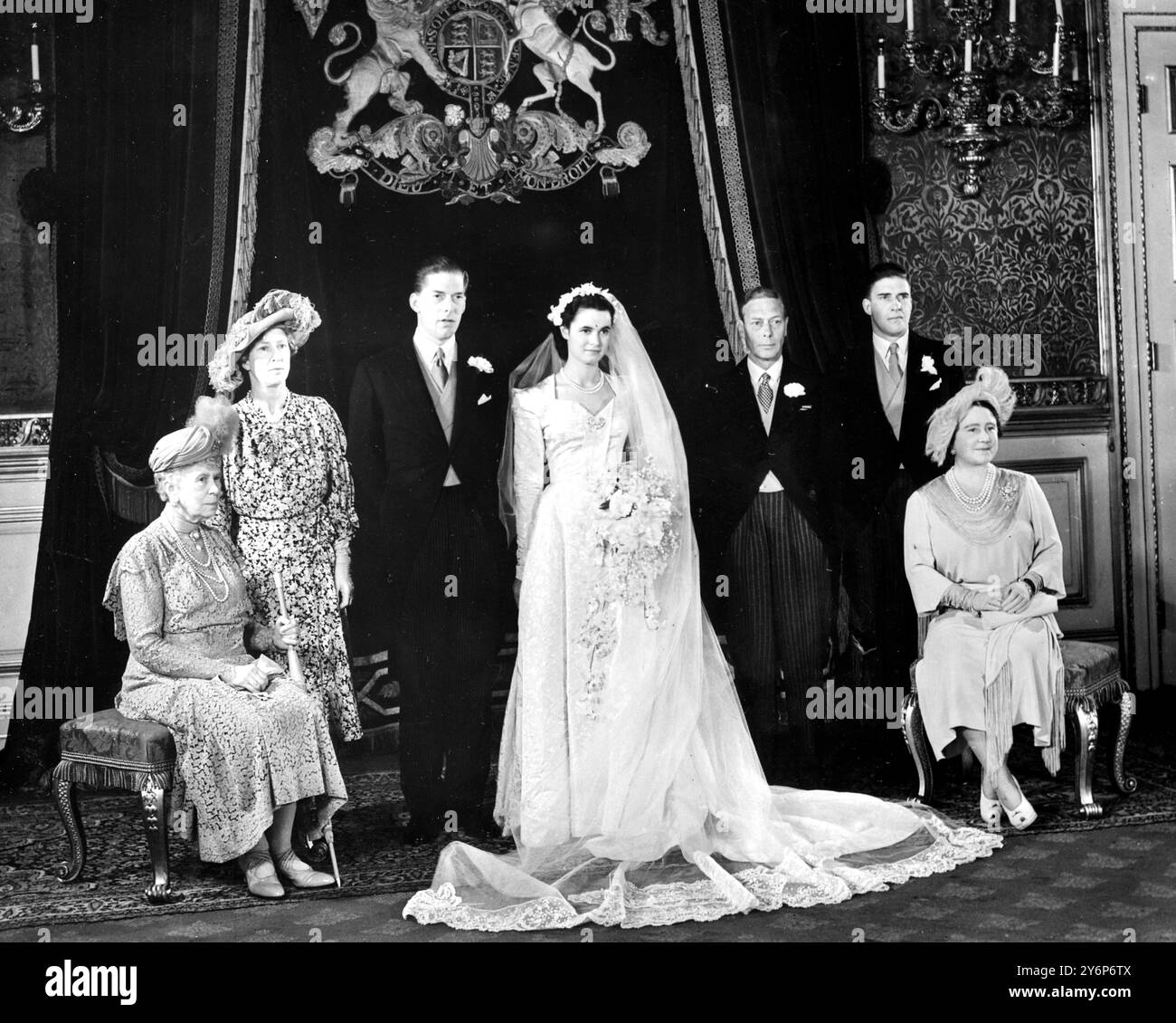 London: Die Hochzeit von Earl Harewood und Miss Marion Stein, österreichischer Konzertpianistin, fand in der North Aubley Street in London, W.1 statt. Gruppenfoto im St. James Palace von links nach rechts Queen Mary, Princess Royal (Braut Bräutigam Mutter), das Zaumspärchen, der beste Mann, der Hr. Gerald Lascelles (Bruder des Bräutigams) und die Königin. 29. September 1949 Stockfoto