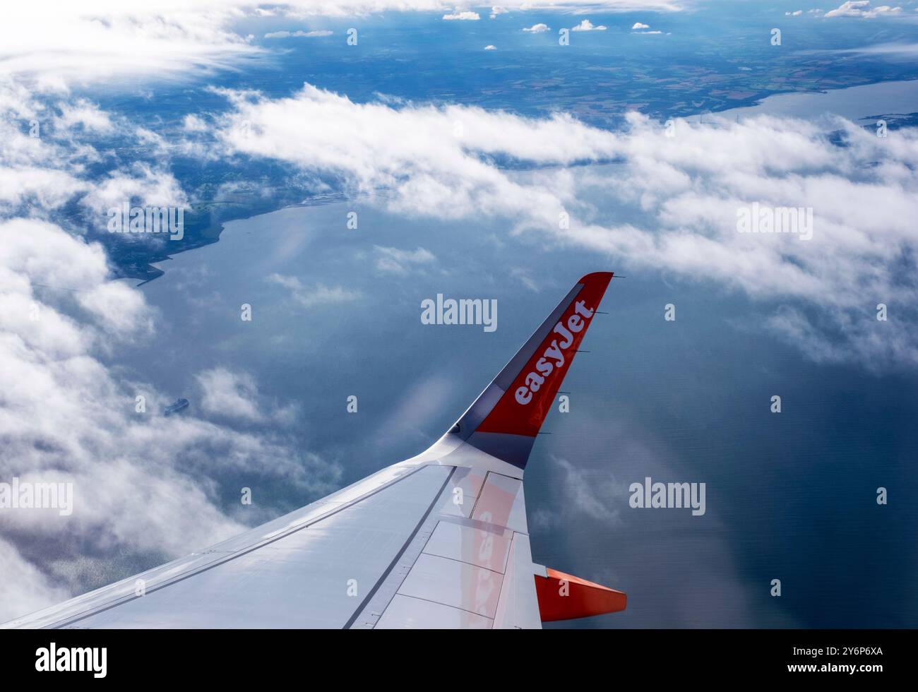 Ein Blick auf den Flügel eines Easyjet-Flugzeugs auf der Strecke zwischen Edinburgh und Zypern. Stockfoto