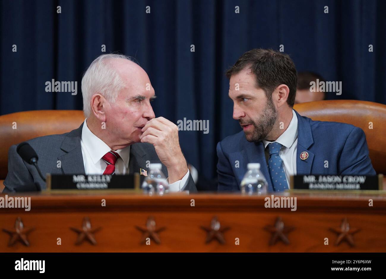Washington, Usa. September 2024. Der Vorsitzende Mike Kelly, R-PA, (L) spricht mit dem ranghohen Repräsentanten Jason Crow, D-CO, bei der ersten Anhörung der Task Force zum versuchten Mord an Donald Trump im US-Kapitol in Washington DC am Donnerstag, den 26. September 2024. Die parteiübergreifende Task Force des Repräsentantenhauses wird den Attentat auf den ehemaligen Präsidenten Trump am 13. Juli in Butler, Pennsylvania, untersuchen. Foto: Bonnie Cash/UPI Credit: UPI/Alamy Live News Stockfoto
