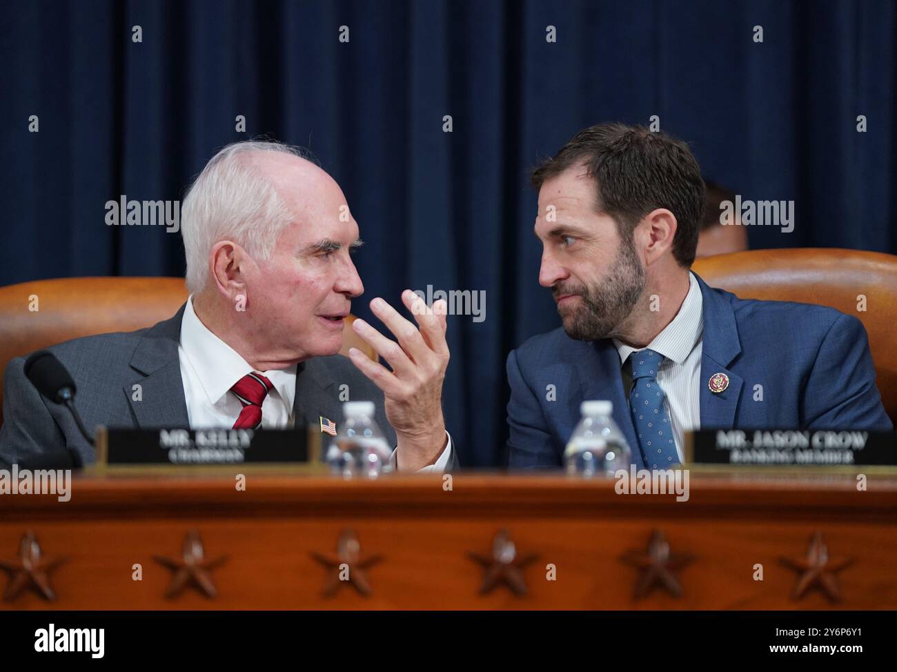 Washington, Usa. September 2024. Der Vorsitzende Mike Kelly, R-PA, (L) spricht mit dem ranghohen Repräsentanten Jason Crow, D-CO, bei der ersten Anhörung der Task Force zum versuchten Mord an Donald Trump im US-Kapitol in Washington DC am Donnerstag, den 26. September 2024. Die parteiübergreifende Task Force des Repräsentantenhauses wird den Attentat auf den ehemaligen Präsidenten Trump am 13. Juli in Butler, Pennsylvania, untersuchen. Foto: Bonnie Cash/UPI Credit: UPI/Alamy Live News Stockfoto