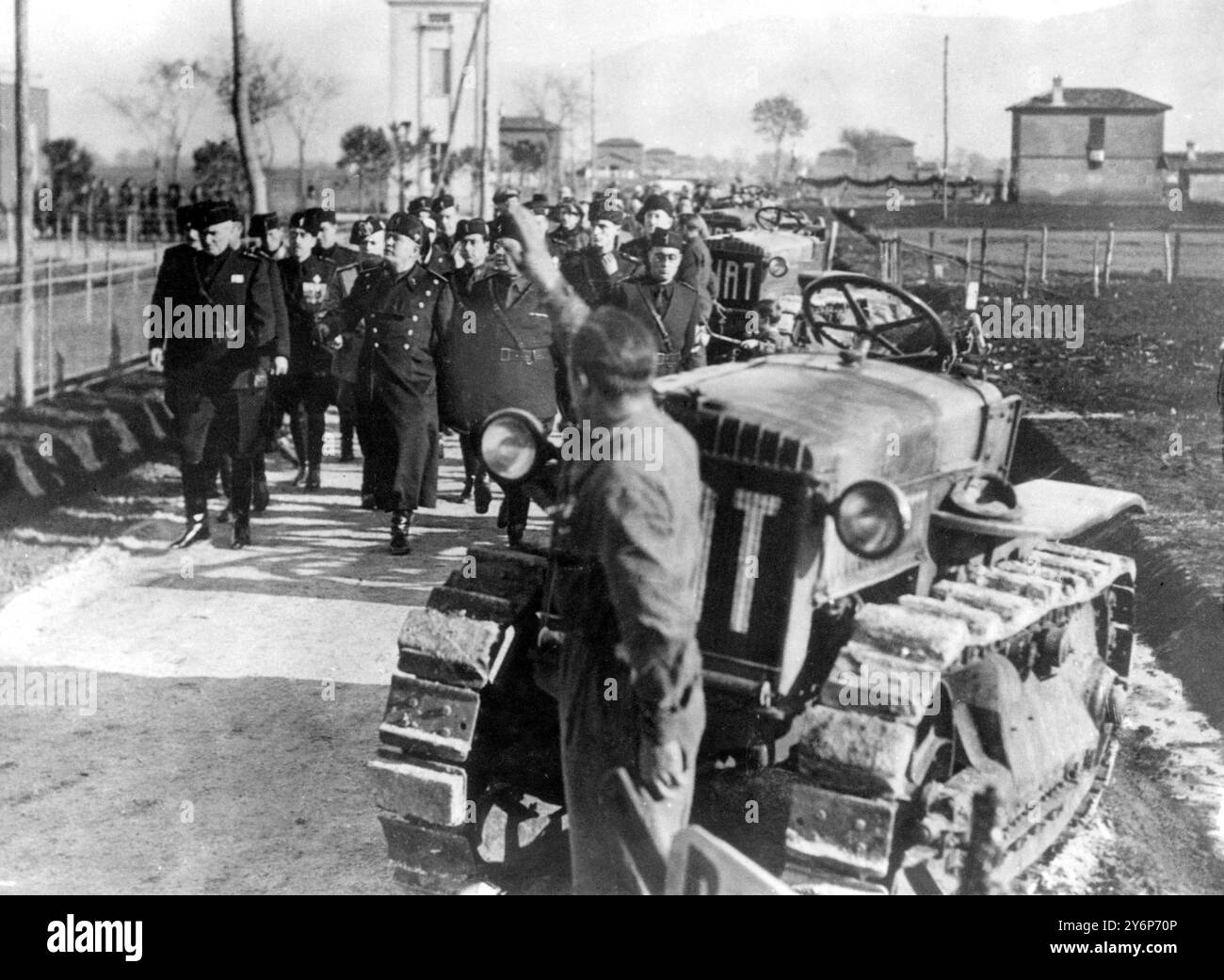 Mussolini, der italienische Diktator, hat die neue italienische Provinz Littoria ins Leben gerufen, als er die neue Stadt Littoria besuchte. Die Stadt und die Provinz wurden mit Land geschaffen, das aus den Pontinischen Sümpfen zurückgewonnen wurde. Hier überprüft er ein Traktorkorps in Littoria am 20. Dezember 1934 Stockfoto