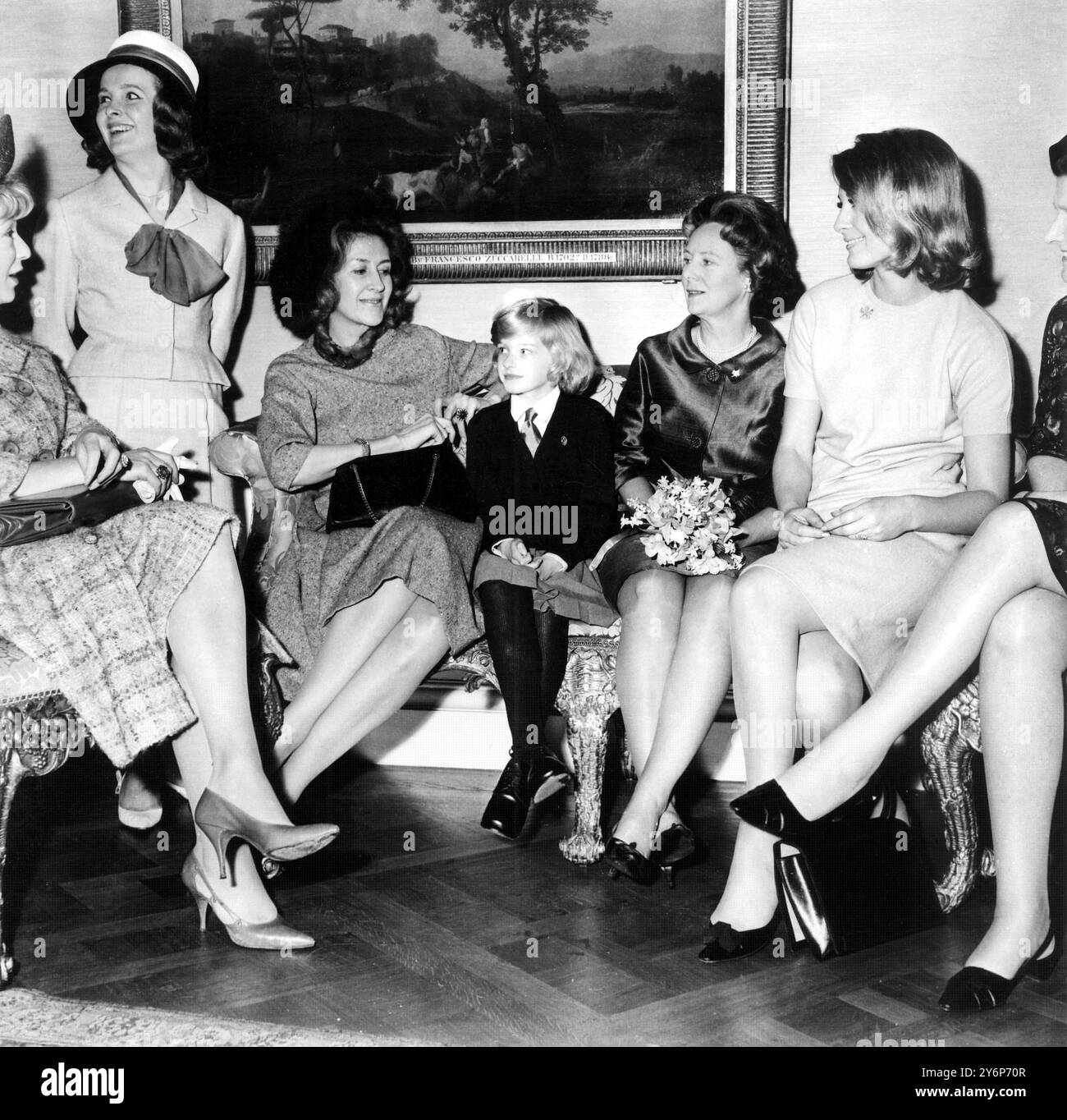 Frau Wilson, die Frau des britischen Premierministers, gab heute Nachmittag eine Teeparty zur Unterstützung der Kampagne "Action for the Crippled Child", die von links nach rechts abgebildet ist, sind Barbara Kelly Millicent Martin Frau David Bruce (Frau des US-Botschafters) die 8-jährige Meredith Milner von der Franklin D Roosevelt School, Frau Mary Wilson und Sandra Paul 1966 Stockfoto