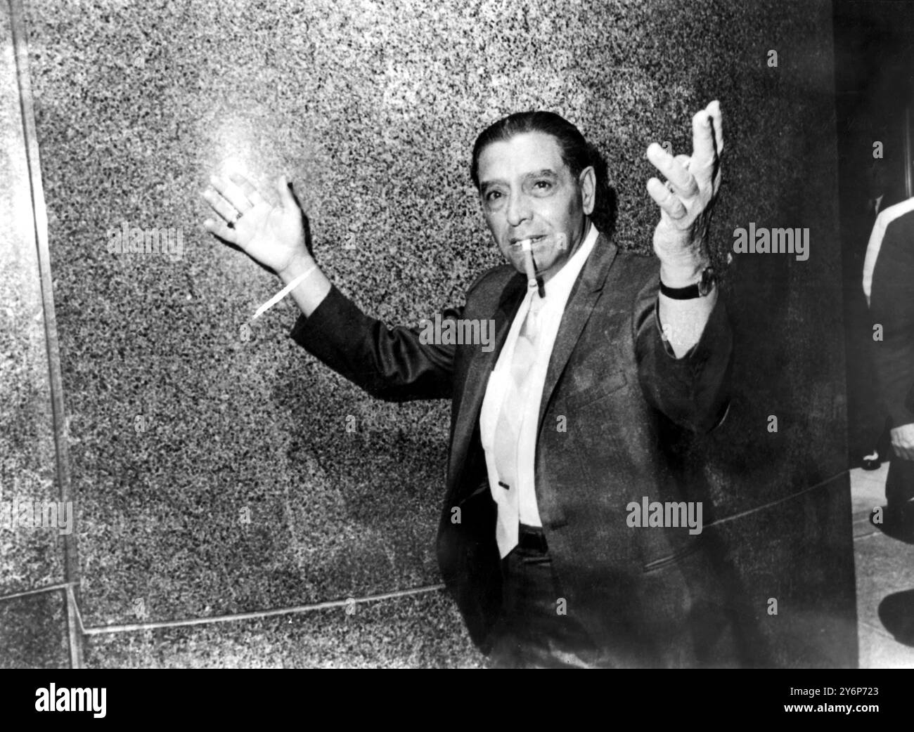 Raymon L. Patriarca aus Providence, Rhode Island, angesehener Chef der Cosa Nostra in New England, wirft seine Hände hoch, als er das Federal Building am 26. Juni 1969 verlässt. Er erschien vor dem US-Bezirksgericht, wo er sich für unschuldig einer Mordverschwörung bezeichnete. Eine Kaution von 25.000 Dollar wurde für Patriarca festgesetzt. November 1969 Stockfoto