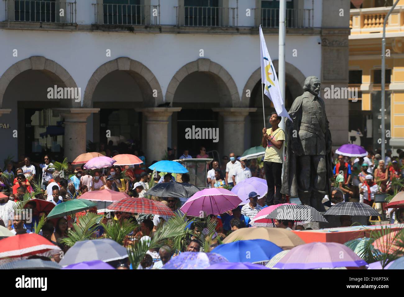 salvador, bahia, brasilien - 2. april 2023: Katholiken feiern den Palmensonntag, das Datum, das durch den Eintritt Jesusalems in Jesusalem gekennzeichnet ist. Stockfoto