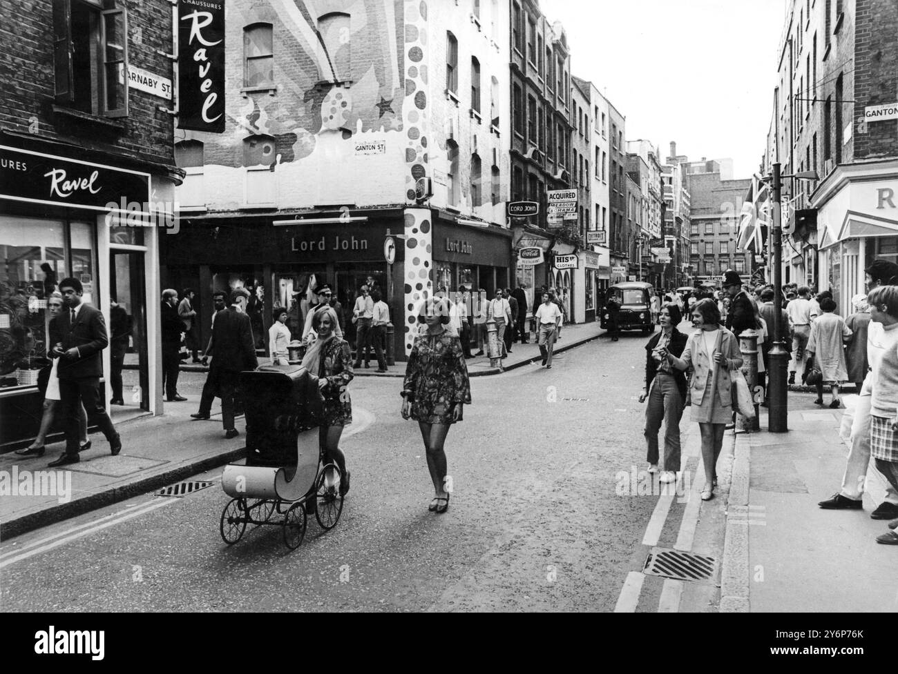 Carnaby Street London wenn Sie keinen Hosenanzug finden, gibt es viele Minis - sogar Mini Minis! Die Szene ist die Carnaby Street, das „Mod“-Modezentrum von London England Europa und ... hier können die neuesten Styles für Herren- und Damenmode am 20. Juli 1967 gesehen und gekauft werden Stockfoto