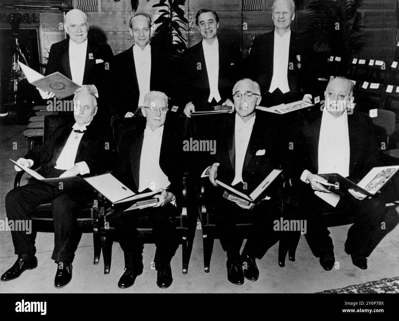 Nobelpreisträger Stockholm: Die acht Nobelpreisträger 1967 posieren mit ihren Diplomen in der Konzerthalle von Stockholm nach den Vorträgen am 10. Dezember. Hintere Reihe, von links nach rechts: Ronald Norrish, England; Mamfred Eigen, Deutschland; George Porter, England und Hans Bethe, USA. Erste Reihe, von links nach rechts: Ragnar Grant, Schweden; Haldan Keffer Hartrline, USA; George Wald, USA; und Miguel Angel Asturias, Guatemala. Dezember 1967 Stockfoto