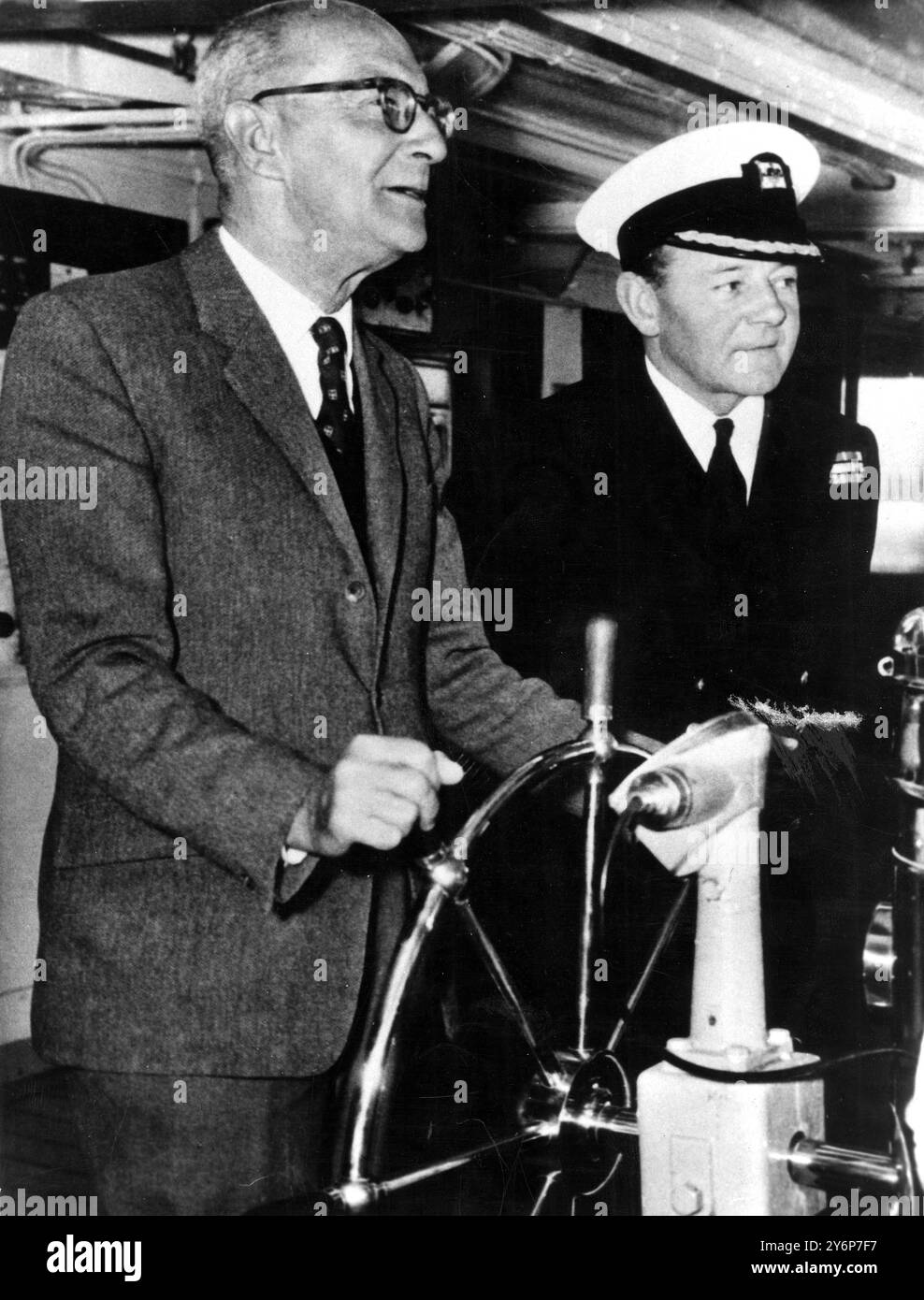 C S Forester Author ist bekannt für seine Horatio Hornblower-Geschichten. Er ist hier abgebildet, als er auf seiner Reise von Auckland nach Gibraltar am Ruder des P und O Orient Liners Orsova abbiegte. Mit ihm auf dem Bild ist Captain R J Craddock, der die Orsova kommandiert. April 1966 Stockfoto