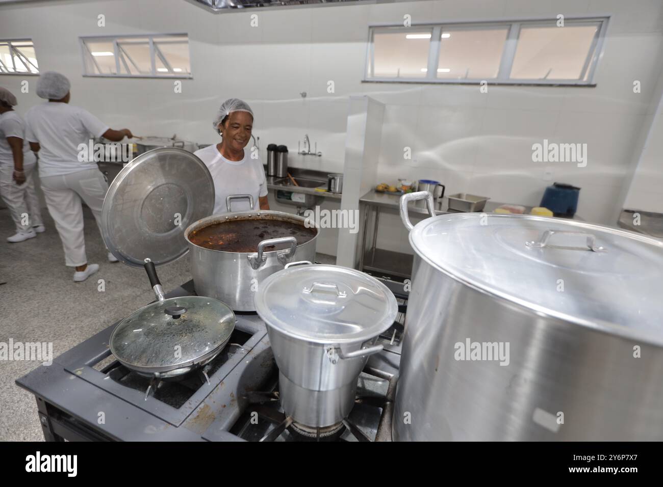 salvador, bahia, brasilien - 19. februar 2024: Blick auf eine Industrieküche in einer öffentlichen Schule in Salvador Stockfoto