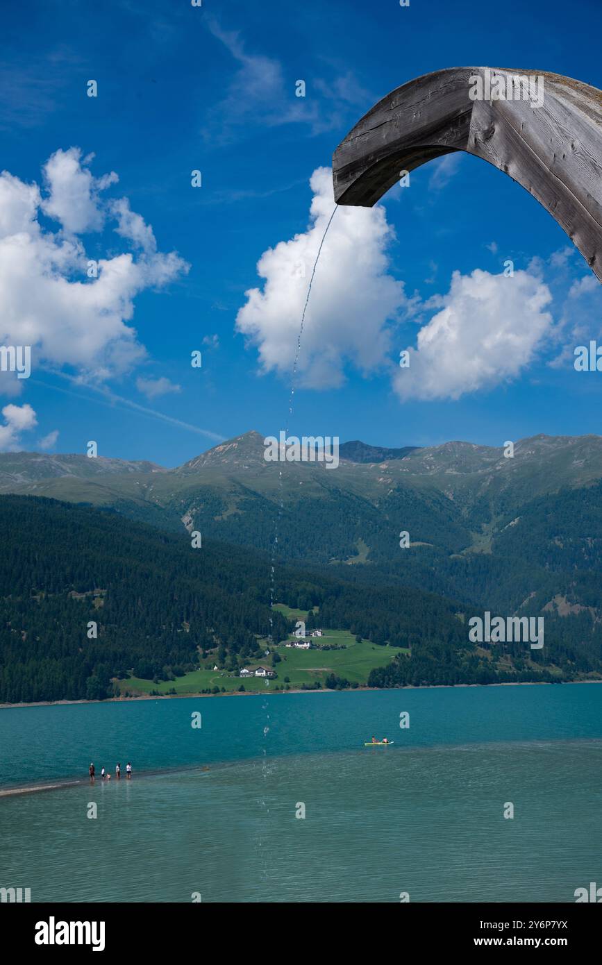 Curon Vinschgau, Italien - 12. August 2024 : Blick auf den Reschensee, wo Sie den berühmten Glockenturm der untergetauchten Kirche bewundern können, die aus dem entspringt Stockfoto