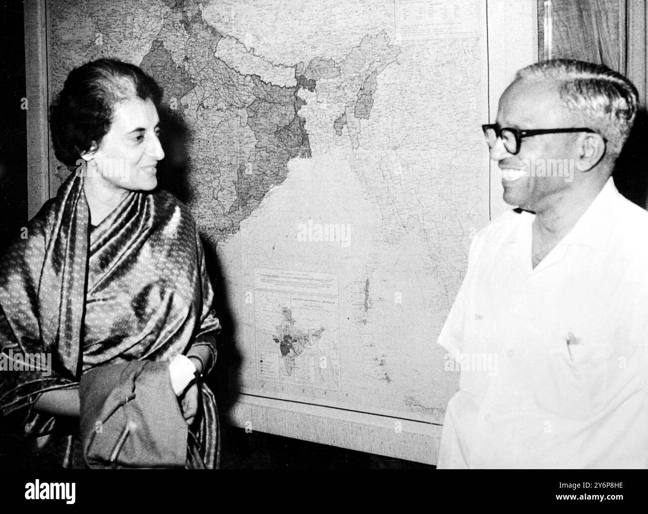 Vor einer Karte Indiens trifft die indische Premierministerin Indira Gandhi auf Herrn E.M.S. Namboodripad, den kommunistischen Minister des Staates Kerala. New Delhi, 29. März 1967. Stockfoto