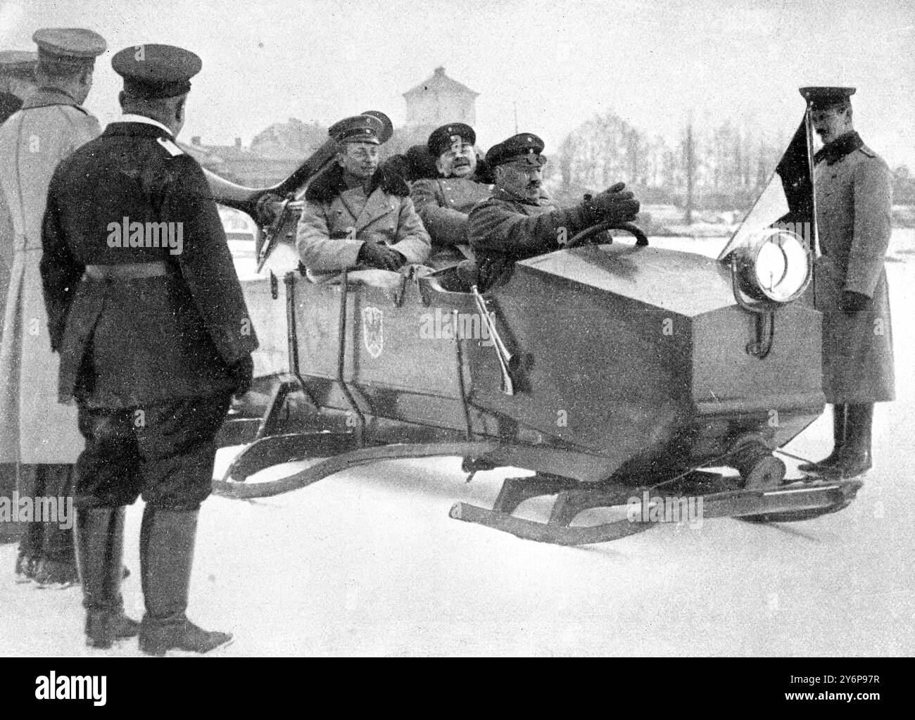 Prinz Joachim von Preußen (links) der jüngste Sohn des Kaisers mit General Busse (rechts) dem heldenhaften Kommandeur der Festung Boyen in einem Motorschlitten auf dem Lowentin-See bei Lotzen. 1914 Stockfoto